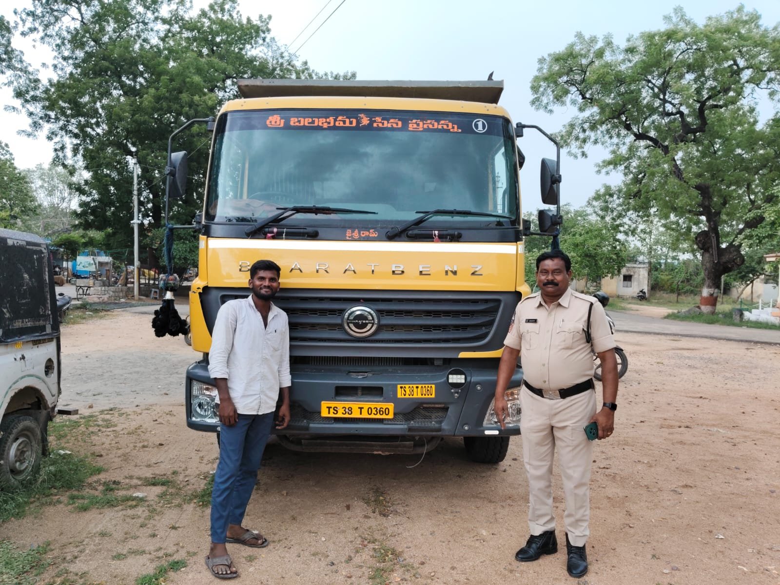 అక్రమంగా ఇసుక తరలిస్తున్న టిప్పర్ పట్టివేత